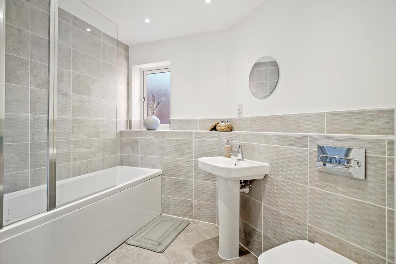 מילטון קינס Luxury Apartment At Holt House מראה חיצוני תמונה