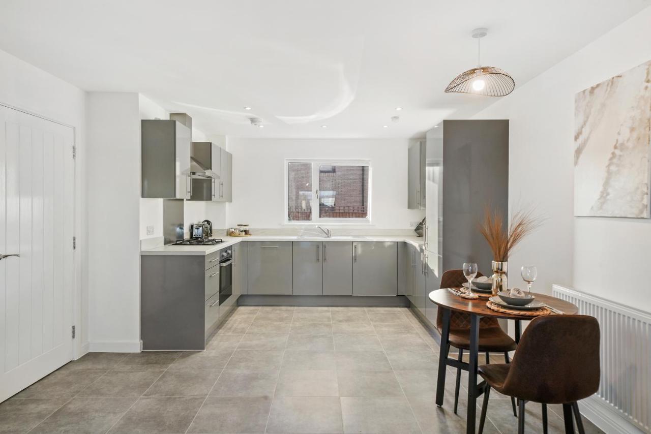 מילטון קינס Luxury Apartment At Holt House מראה חיצוני תמונה
